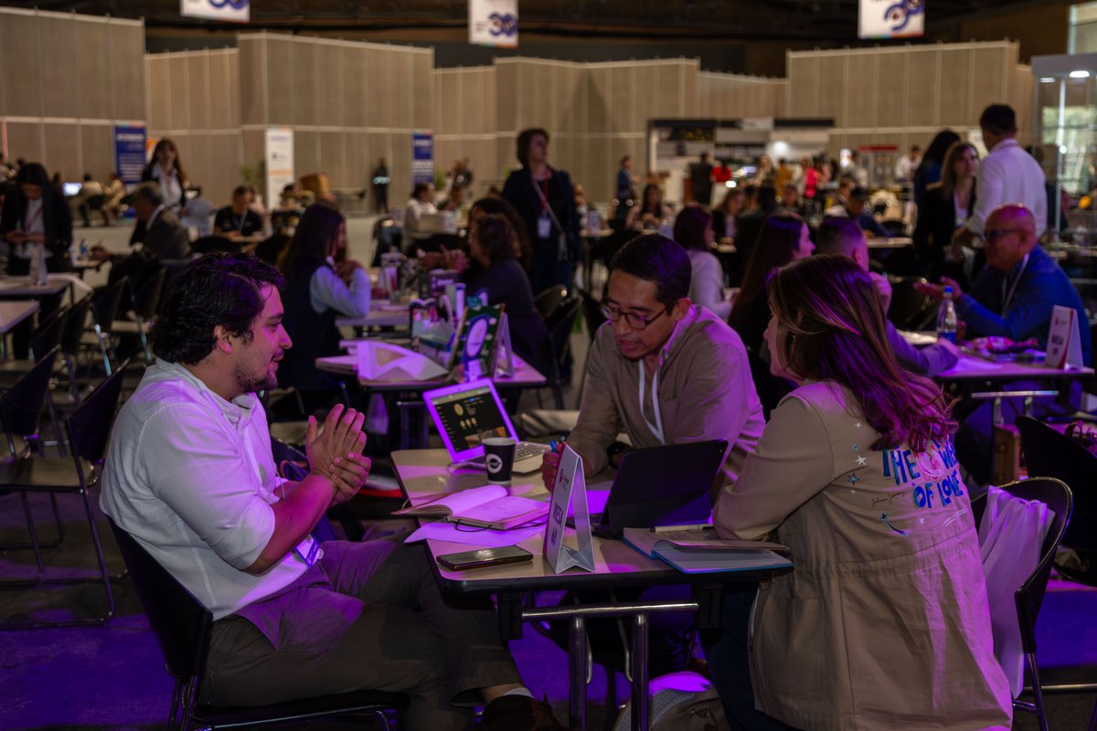 econexia's tweet photo. 📅Hoy en jueves de #tbt recordamos nuestra Rueda de Negocios Presencial Multisectorial de #Econexia, un espacio en donde más de 200 emprendedores y empresarios se reunieron frente a frente para generar oportunidades de negocio en el Gran Salón de @CorferiasBogota. https://t.co/slSUurxpvs