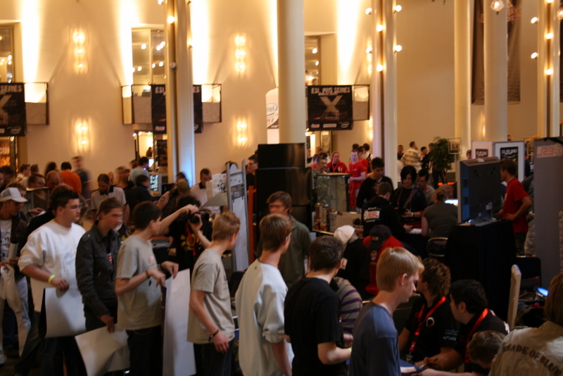 ESL's tweet photo. This #ThrowbackThursday takes us back to the 10th seasons finals of #ESLMeisterschaft predecessor ESL Pro Series in Cologne in 2007.

In the Gürzenich, visitors could book seats in the otherwise closed off "Gaming Rooms" and support the teams on the spot for the first time 😎 https://t.co/IItP4n4OyE