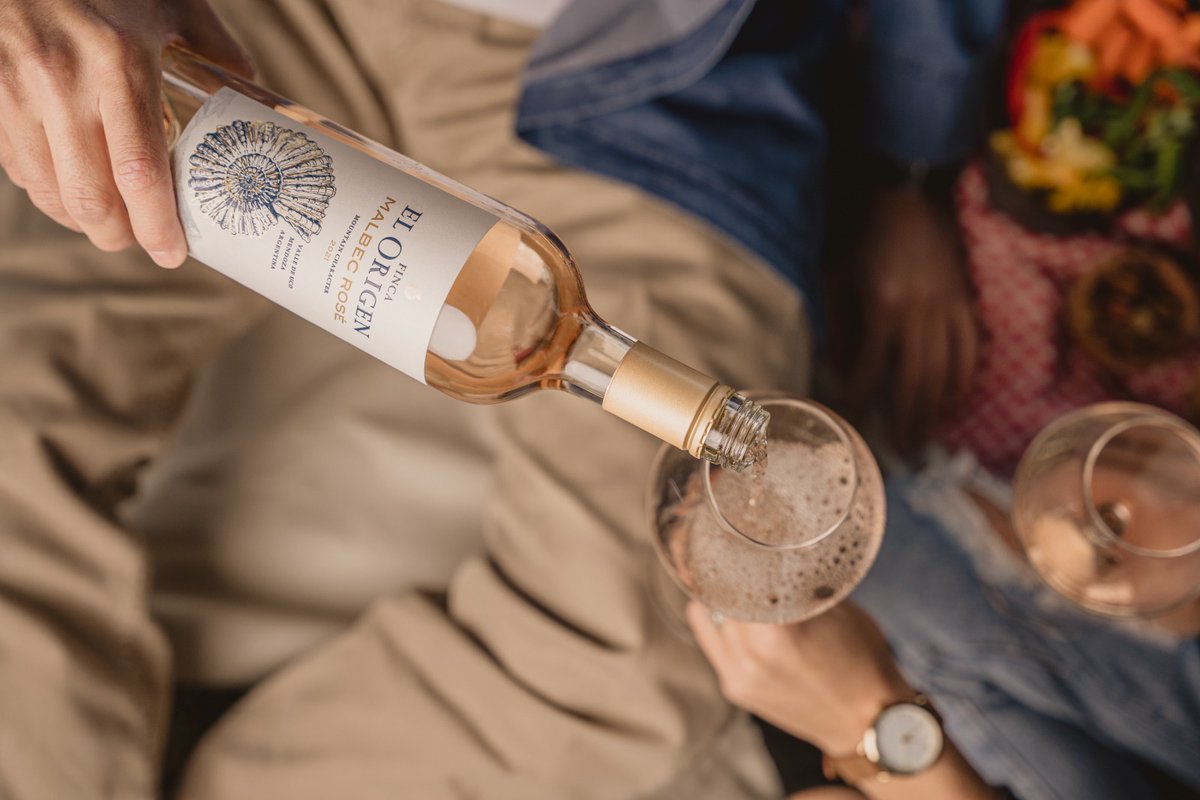 ¿ Ya probaron nuestro Malbec Rosé?

Un deleite de color rosa pálido. Su expresión frutal se destaca con notas de frutilla y cereza, acompañadas de una refrescante acidez natural.

¡Descubrí la delicadeza en cada gota! 🌸🍷

#FincaElOrigen #VinoArgentino #MalbecRosé