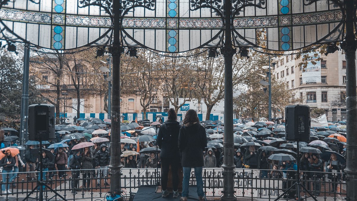 itaiasarea's tweet photo. A30 | Gaurko greba egun honetan, Hego Euskal Herriko hiriburuetako kaleak hartu ditugu, zaintza auziak emakume langileon bizitzetan eragiten duen zapalkuntza salatzeko eta honi aterabide bat eskaintzeko; guztiontzat kalitatezko lan eta bizi baldintza berdinak aldarrikatzeko. https://t.co/iVxmqFbzru