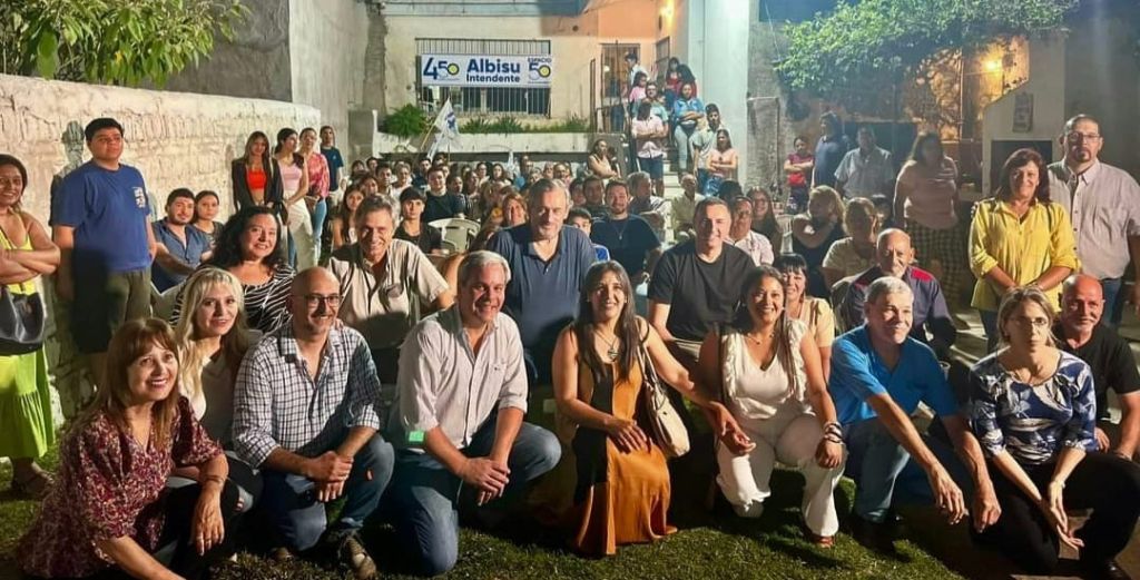 LaPrensaUy's tweet photo. Con la Presencia de Carlos Albisu / Multitudinario Plenario de La Lista 450: Este miércoles 29, la Lista 450 del Espacio 50 realizó su Plenario mensual con la presencia de Carlos Albisu. La Departamental del Espacio 50 se vio desbordada con la… https://t.co/F2G0hOaaxd #Locales https://t.co/ZRJGO4V10k