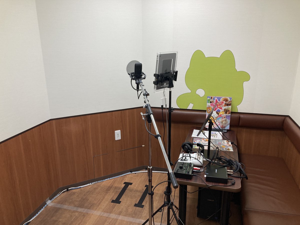 OYU1024's tweet photo. ソフトウェア的には描画側のUnityと録画とかのOBSで構成されていた。録画したデータはGoogleDrive経由でDL可能だった。

あと足元に置いてあるPCが地味にハイスペック https://t.co/3i8shAoU34