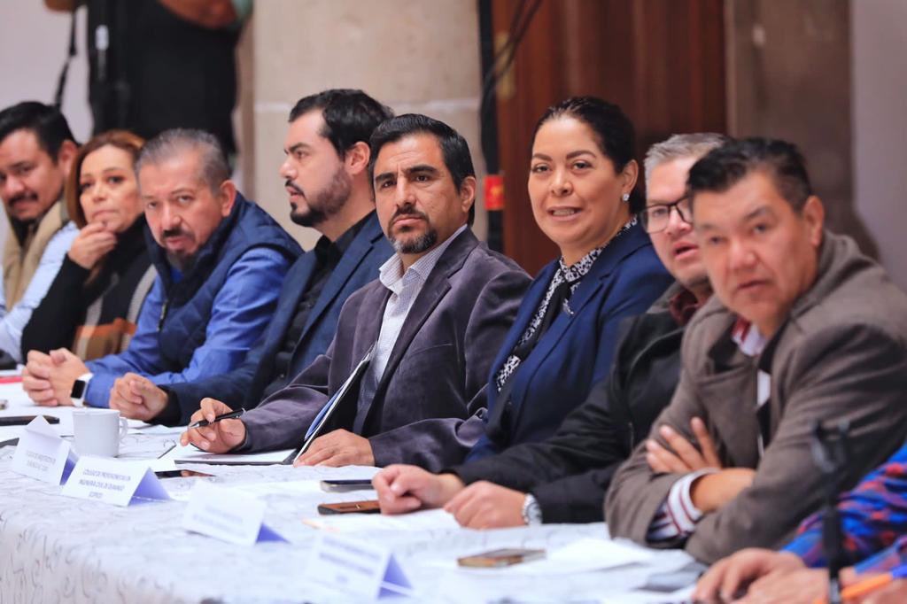 ¡Directo, transparente y eficiente!

#Durango crece ordenadamente con Desarrollo Urbano Digital 🌐, una plataforma multitrámite que agiliza el acceso a permisos y licencias.

Cumplimos el acuerdo con constructores, convirtiendo la visión en realidad.

#ElFuturoEsContigo 🐺 🌳 🦂