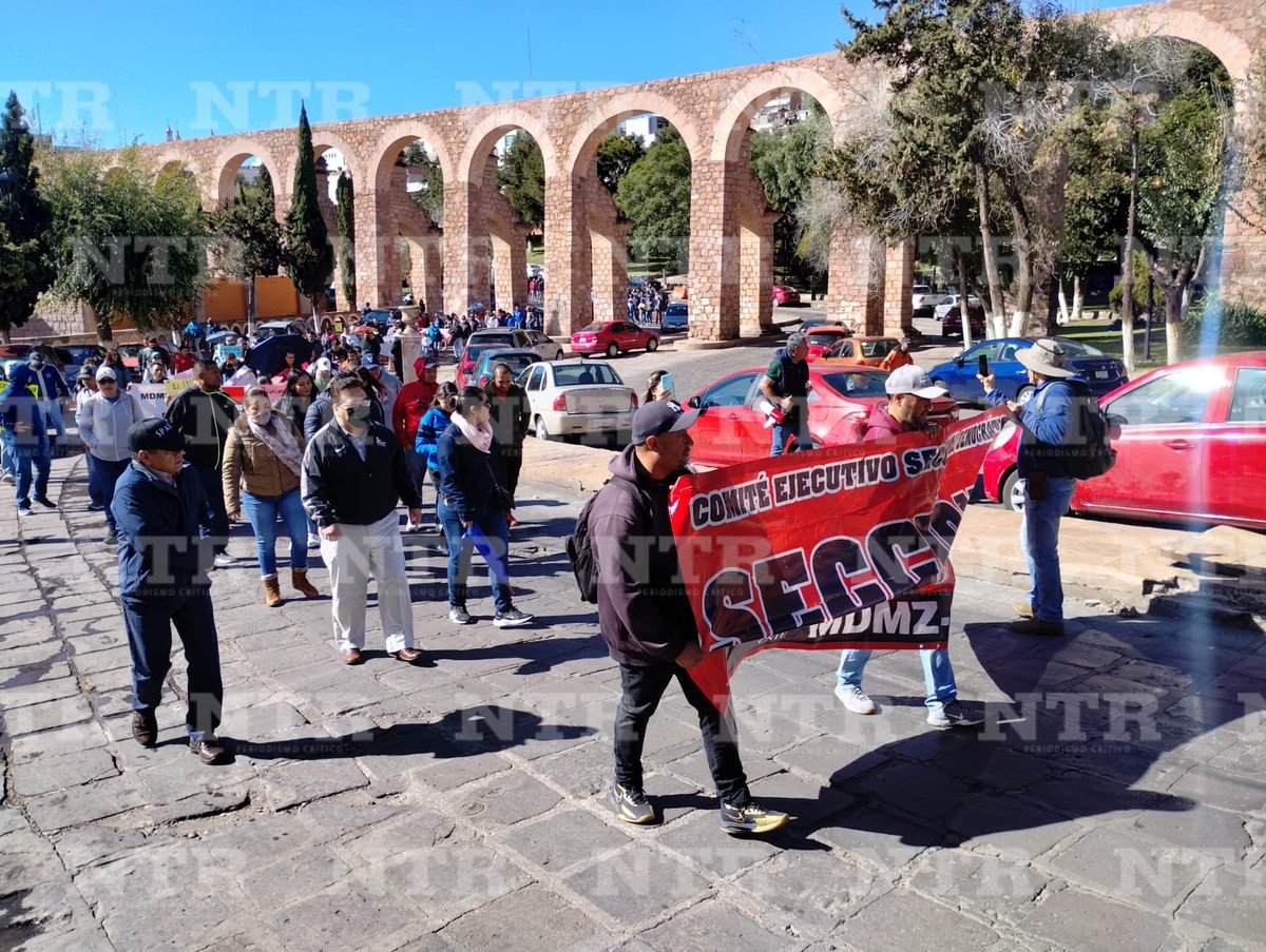 ntrzacatecas's tweet photo. #AlMomento Integrantes del #MDMZ marchan hacia Plaza de Armas en protesta por la falta de aumentos salariales. https://t.co/EUWEYieSKB