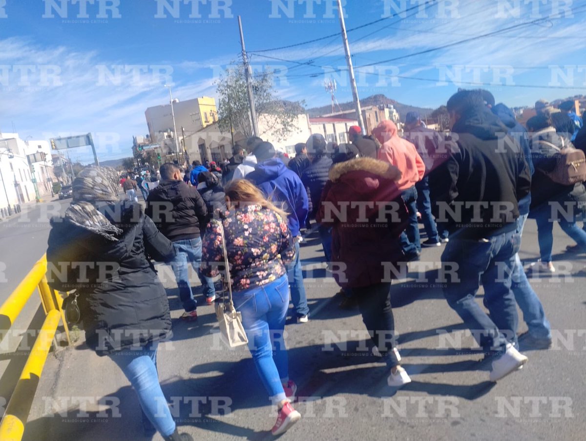 ntrzacatecas's tweet photo. #AlMomento Integrantes del #MDMZ marchan hacia Plaza de Armas en protesta por la falta de aumentos salariales. https://t.co/EUWEYieSKB