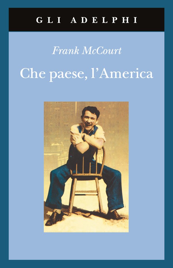 adelphiedizioni's tweet photo. «Dopo averci raccontato, nelle Ceneri di Angela, la sua infanzia "infelice, irlandese e cattolica" come il più atroce e ilare dei mondi possibili, McCourt ci trasporta qui nell’America del secondo dopoguerra. E precisamente in una New York proletaria, dove fra case di mattoni rossi, pub di emigrati irlandesi e banchine ingombre di merci, con la quinta lontana e irraggiungibile di Manhattan, Frankie si trova a percorrere, passo dopo passo, un faticosissimo apprendistato. Ma prodigiosamente intatto è il suo timbro inconfondibile, e la capacità di trasformare qualsiasi fatto in una irresistibile storia».

Torna disponibile sul nostro sito Che paese, l’America di Frank McCourt.
https://t.co/aPVlZYoZKx