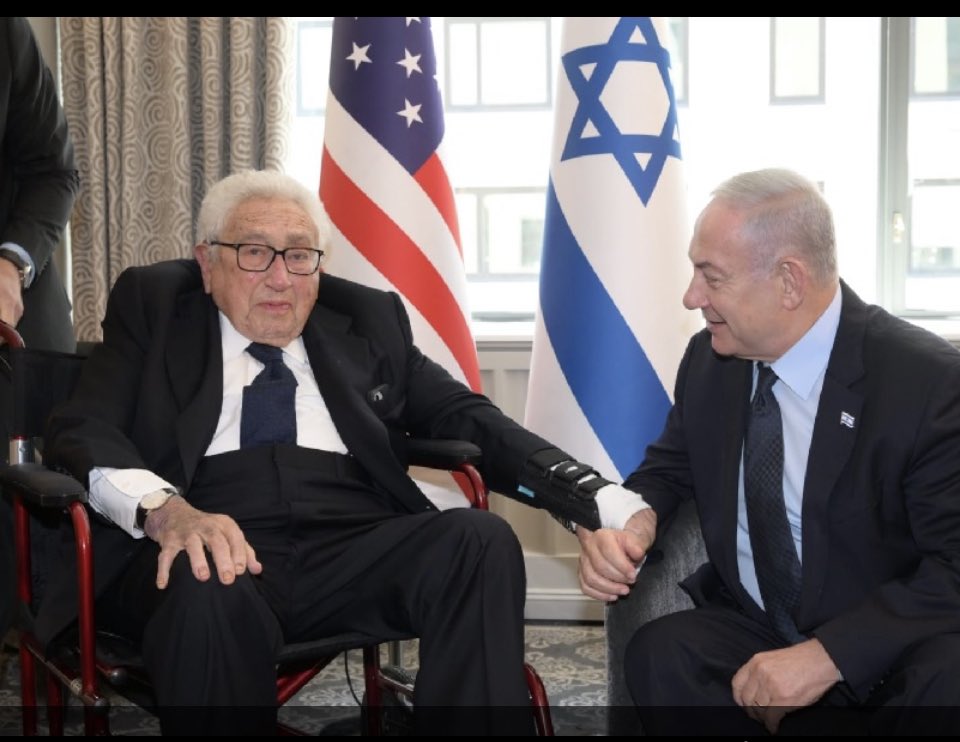 RaffaellaRegoli's tweet photo. #KissingerDead 
+++ “Crea il caos e la massa ti supplicherà di riportare l’ordine”cit. #Kissinger e la sua politica del XX secolo. Il burattinaio del Governo ombra mondiale ora se la vedrà con Dio e con L’ inferno della sua coscienza. Amen https://t.co/oCTDNdkDpm