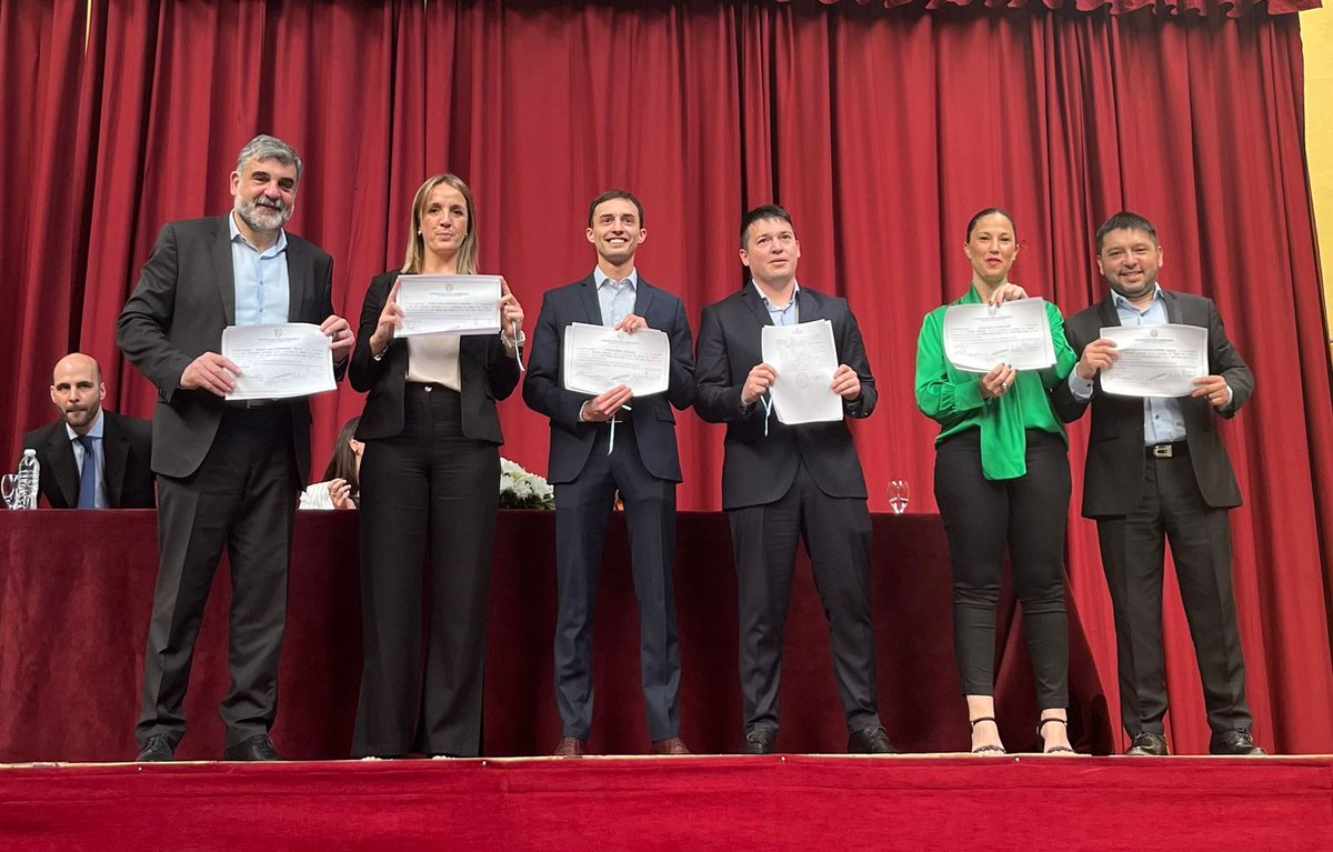 DanielGardonio's tweet photo. Durante este mediodía junto a las autoridades designadas de #PuertoSanJulian Diputado por Pueblo @piero_boffi y concejales electos, recibimos diplomas y proclamación de nuestros cargos. 
⁣⁣
Nuevamente tengo el honor de volver a ser Intendente de San Julián. Gracias a todos 💪🏻 https://t.co/L08D5Onoaw