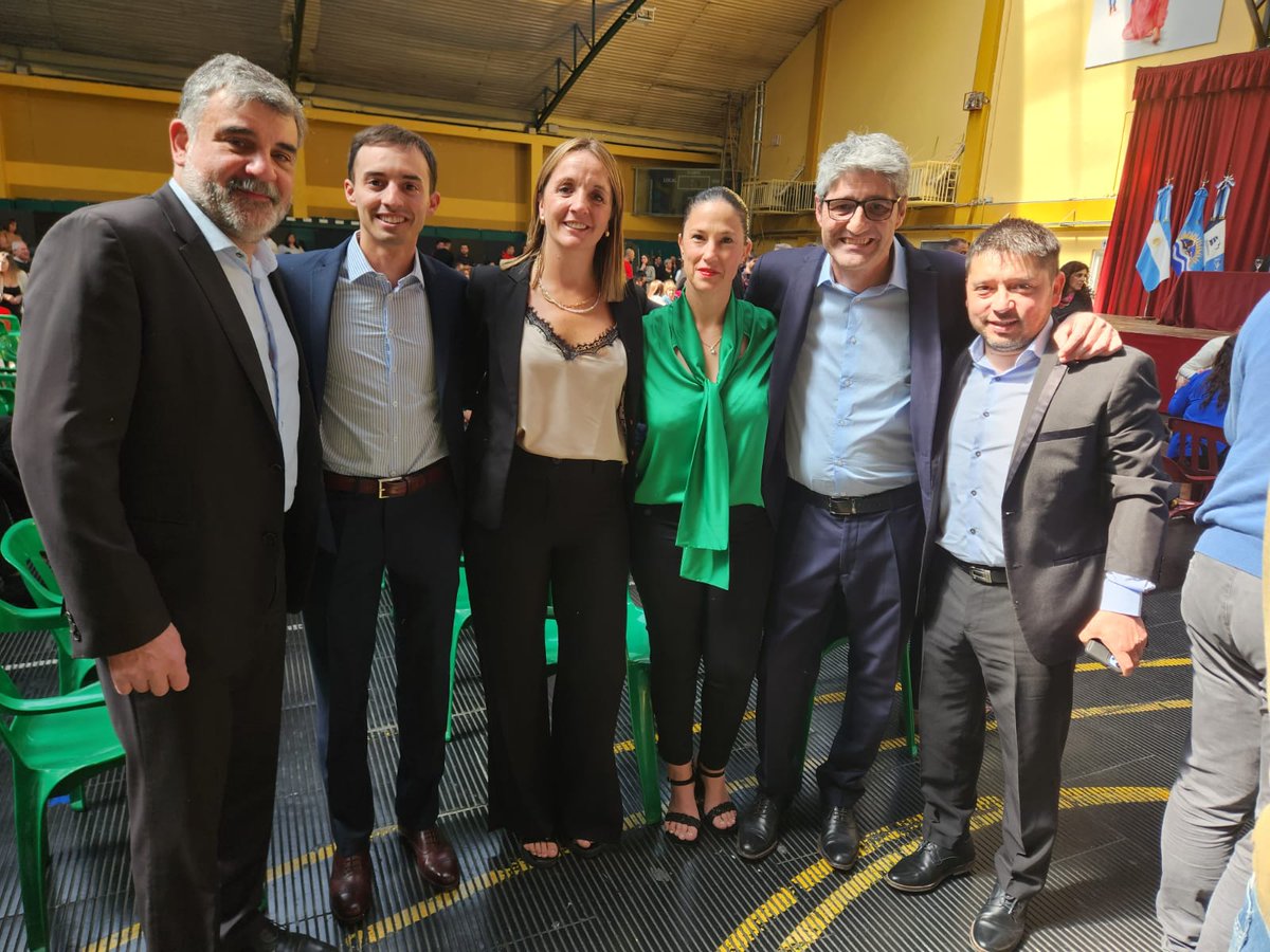 Daniel Gardonio (@danielgardonio) on Twitter photo Durante este mediodía junto a las autoridades designadas de #PuertoSanJulian Diputado por Pueblo <a href="/piero_boffi/">Piero Boffi</a> y concejales electos, recibimos diplomas y proclamación de nuestros cargos.
Nuevamente tengo el honor de volver a ser Intendente de San Julián. Gracias a todos 💪🏻 Durante este mediodía junto a las autoridades designadas de #PuertoSanJulian Diputado por Pueblo <a href="/piero_boffi/">Piero Boffi</a> y concejales electos, recibimos diplomas y proclamación de nuestros cargos.
Nuevamente tengo el honor de volver a ser Intendente de San Julián. Gracias a todos 💪🏻