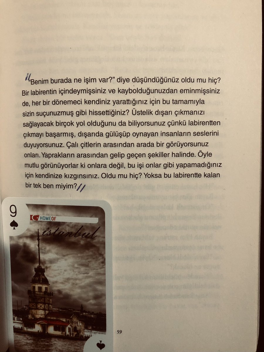 Benim burada ne işim var? diye düşündüğünüz oldu mu hiç? 
Bir labirentin içindeymişsiniz ve kaybolduğunuzdan eminmişsiniz de, her bir dönemeci kendiniz yarattığınız için bu tamamıyla sizin suçunuzmuş gibi hissettiğiniz?
#geceyarısıkütüphanesi #matthaıg