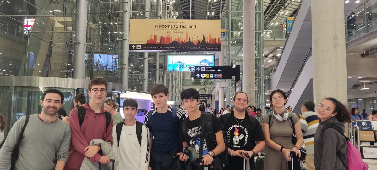 QuinteScience's tweet photo. Ya está el equipo nacional de España en Bangkok 🇹🇭 listo para empezar la #IJSO2023 💪

Mañana se dará a cabo el acto de inauguración de la olimpiada en el Queen Sirikit National Convention Center a las 9:00h de 🇪🇸! https://t.co/ph6tZQnj1Q