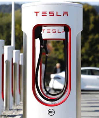 climacritic's tweet photo. La prima foto è una colonnina di ricarica veloce da 250 KW. Il secondo è un condominio dove vivono 80 famiglie. Vi chiederete cos’hanno in comune? 
Ve lo dico subito.

1/2 https://t.co/zzN4VOQ5cL