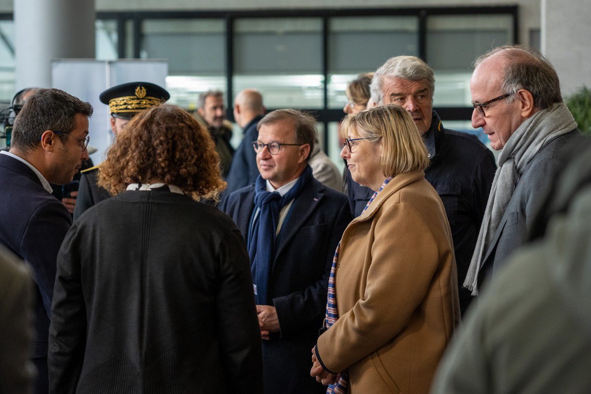 Sylvie Retailleau (@sretailleau) on Twitter photo <a href="/UnivLaRochelle/">La Rochelle Université</a> <a href="/EmmanuelMacron/">Emmanuel Macron</a> <a href="/MinColonna/">Catherine Colonna</a> <a href="/LaurenceBoone/">Laurence Boone</a> <a href="/Prefet17/">Préfet de la Charente-Maritime 🇫🇷🇪🇺</a> <a href="/JFFountaine/">JF Fountaine</a> <a href="/GalderisiClaud1/">Claudio Galderisi</a> <a href="/jmogier/">Ogier Jean-Marc</a> <a href="/Ensemble_UE/">L’Europe Ensemble</a> <a href="/Ili_Ivanova/">Iliana Ivanova</a> 🌊 Cette gestion durable des littoraux est notamment portée les travaux des laboratoires PELAGIS, CEBC, LIENSs, L3i ou Valbiotis.
Merci aux chercheuses et chercheurs qui y œuvrent. Vos recherches sont indispensables à la connaissance et à la protection de l'environnement ! 🪸 <a href="/UnivLaRochelle/">La Rochelle Université</a> <a href="/EmmanuelMacron/">Emmanuel Macron</a> <a href="/MinColonna/">Catherine Colonna</a> <a href="/LaurenceBoone/">Laurence Boone</a> <a href="/Prefet17/">Préfet de la Charente-Maritime 🇫🇷🇪🇺</a> <a href="/JFFountaine/">JF Fountaine</a> <a href="/GalderisiClaud1/">Claudio Galderisi</a> <a href="/jmogier/">Ogier Jean-Marc</a> <a href="/Ensemble_UE/">L’Europe Ensemble</a> <a href="/Ili_Ivanova/">Iliana Ivanova</a> 🌊 Cette gestion durable des littoraux est notamment portée les travaux des laboratoires PELAGIS, CEBC, LIENSs, L3i ou Valbiotis.
Merci aux chercheuses et chercheurs qui y œuvrent. Vos recherches sont indispensables à la connaissance et à la protection de l'environnement ! 🪸