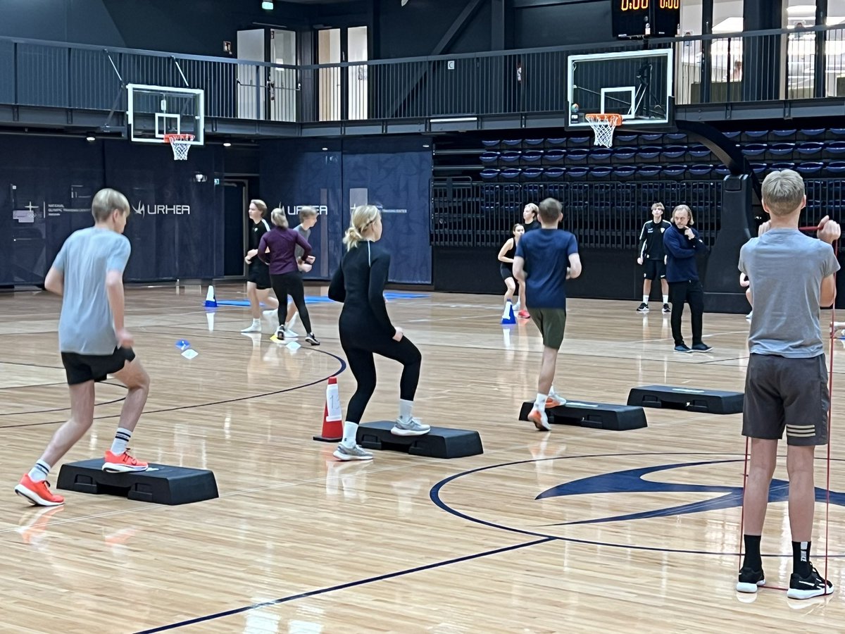 Tänään vedettiin ekat Märskyn yhteiskuntopiirit! Hauskaa oli, kiitos toteuttajille! Tästä yhteisöllisestä treenistä tehdään perinne joka jaksolle! <a href="/HelsinkiOppii/">Helsinki Oppii</a>