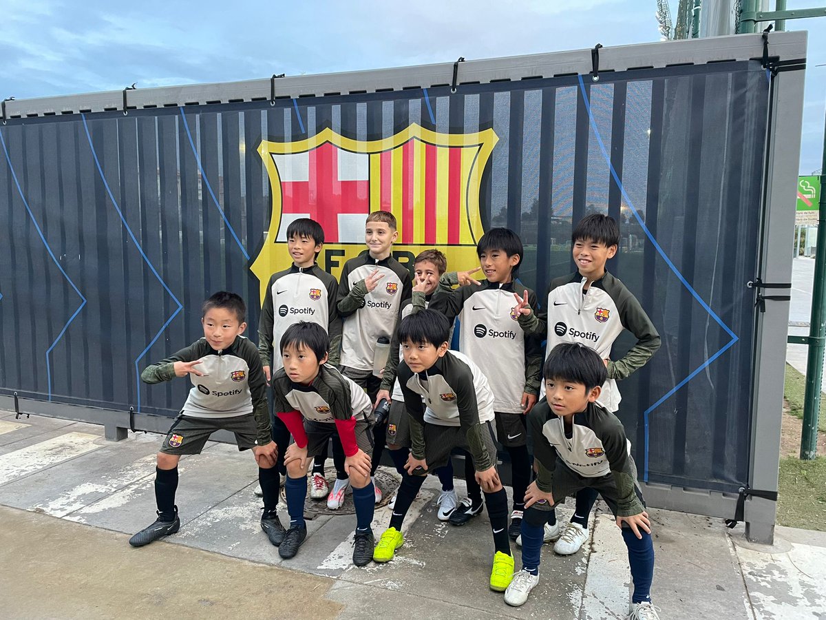 This week we have the chance to have kids from Japan & Croatia from @Barcaacademy camps at Barça Escola . Hope you are enjoying this experience!!! @barcaacademy 🔵🔴#ForçaBarça