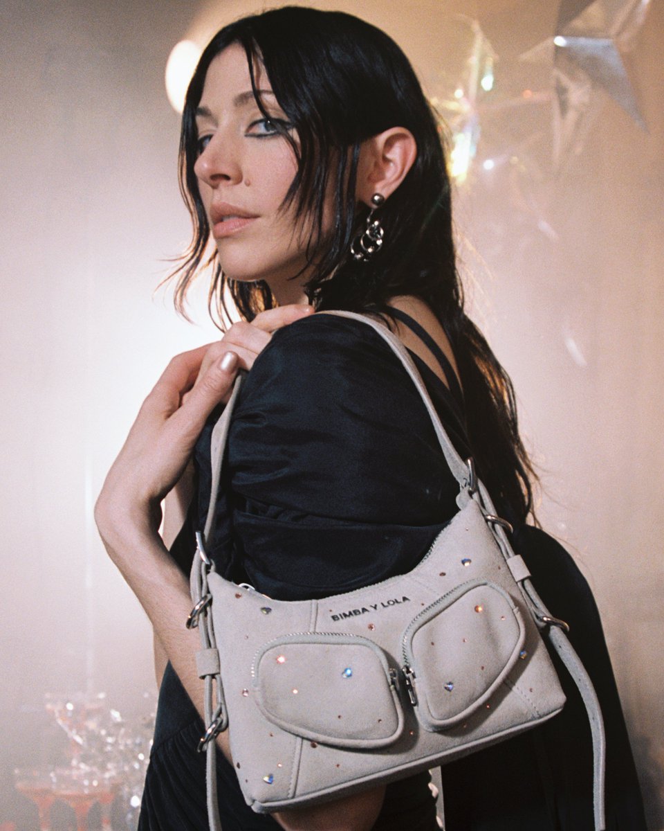 Caroline Polachek by Petra Collins introducing the new Hobo Pocket Bag with Swarovski Crystals.
Available in stores and on bit.ly/40wrTD4