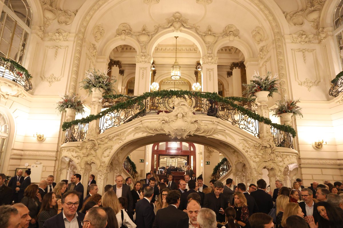 KONE_es's tweet photo. Durante el acto, Giovanni Lorino, Director General de KONE Ibérica &amp; Italia, entregó a OMBÚ, propiedad de @ACCIONA Inmobiliaria el Premio a la mejor Rehabilitación 2022 👏   

¡Gracias por permitirnos formar parte de este momento a la Asociación Española de Oficinas! https://t.co/MhURT1UEBV