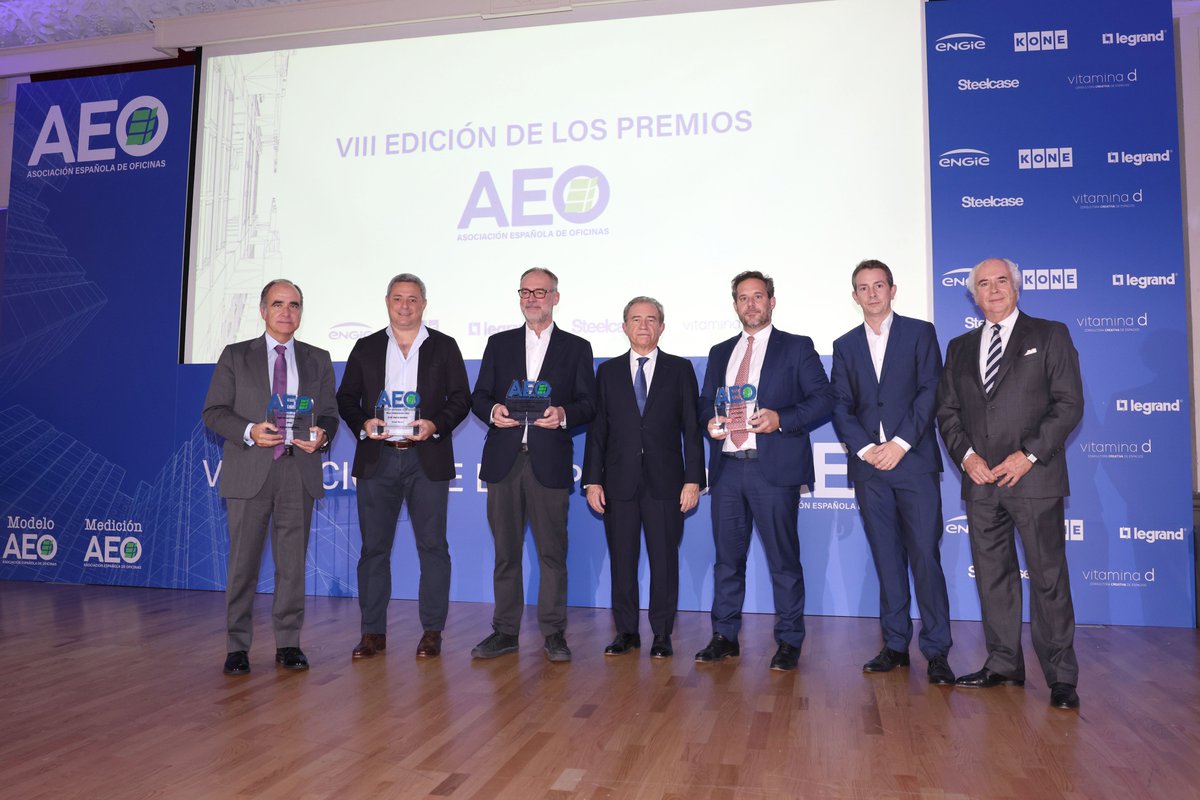 KONE_es's tweet photo. Durante el acto, Giovanni Lorino, Director General de KONE Ibérica &amp; Italia, entregó a OMBÚ, propiedad de @ACCIONA Inmobiliaria el Premio a la mejor Rehabilitación 2022 👏   

¡Gracias por permitirnos formar parte de este momento a la Asociación Española de Oficinas! https://t.co/MhURT1UEBV