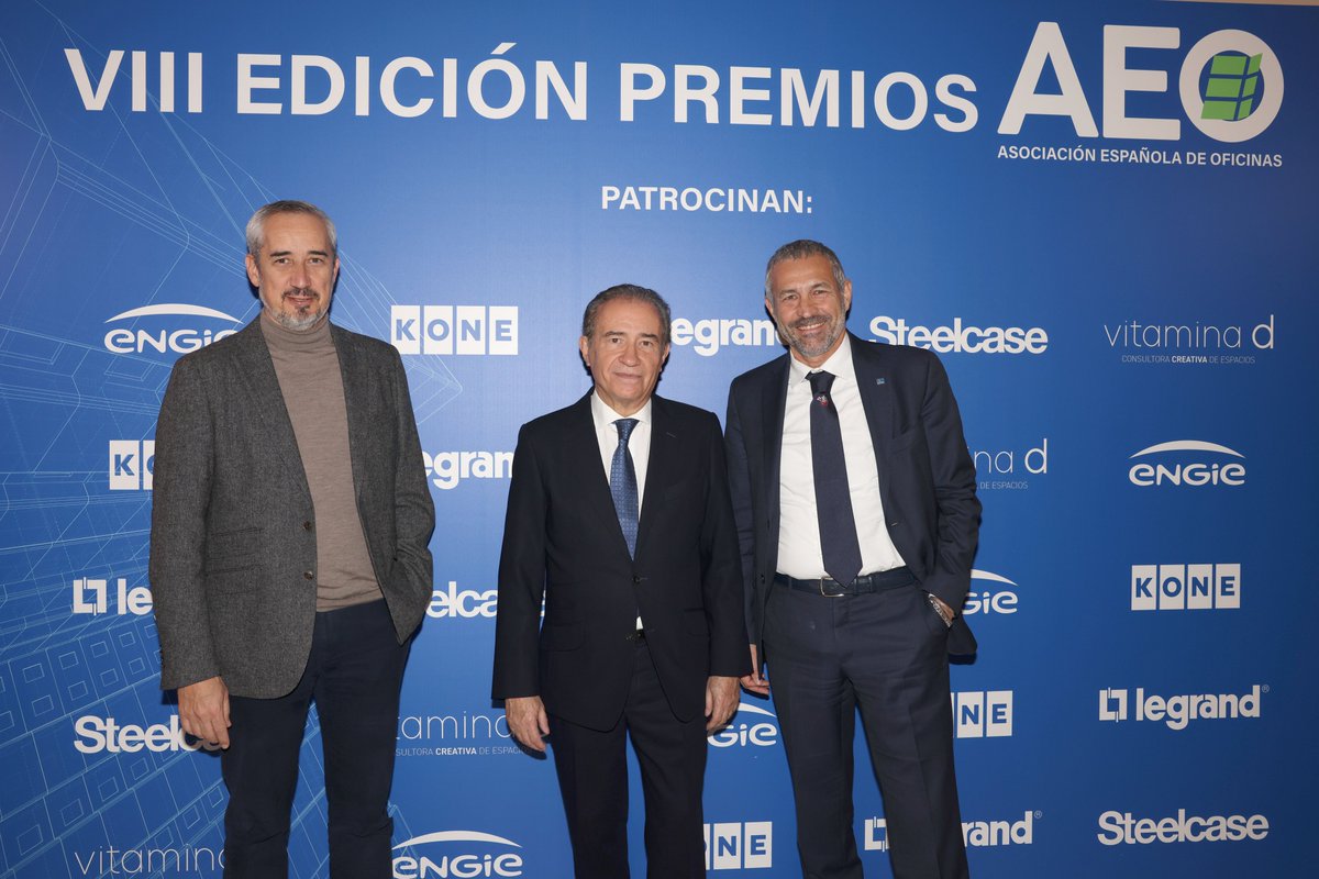 KONE_es's tweet photo. Durante el acto, Giovanni Lorino, Director General de KONE Ibérica &amp; Italia, entregó a OMBÚ, propiedad de @ACCIONA Inmobiliaria el Premio a la mejor Rehabilitación 2022 👏   

¡Gracias por permitirnos formar parte de este momento a la Asociación Española de Oficinas! https://t.co/MhURT1UEBV
