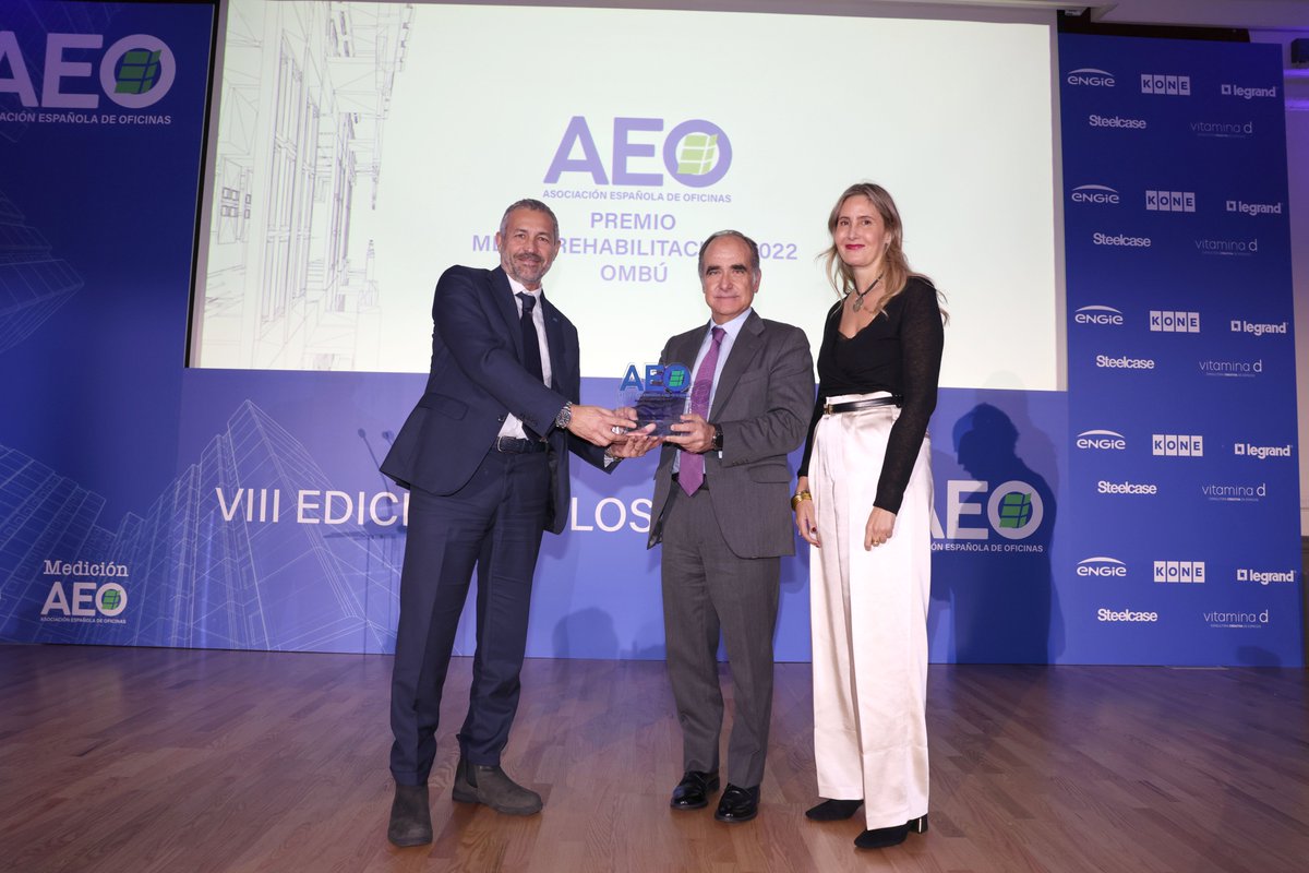 KONE_es's tweet photo. Durante el acto, Giovanni Lorino, Director General de KONE Ibérica &amp; Italia, entregó a OMBÚ, propiedad de @ACCIONA Inmobiliaria el Premio a la mejor Rehabilitación 2022 👏   

¡Gracias por permitirnos formar parte de este momento a la Asociación Española de Oficinas! https://t.co/MhURT1UEBV