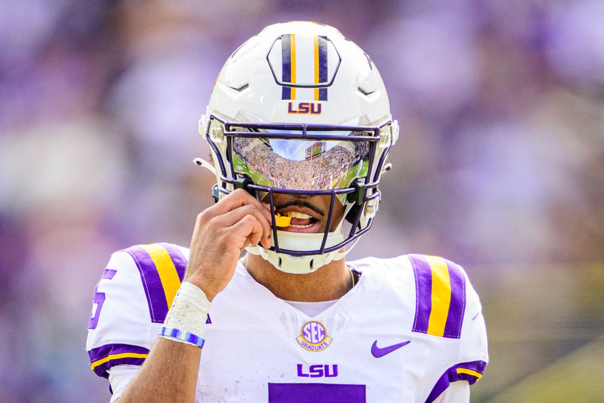 LSUfootball's tweet image. Jayden Daniels vs. Top-50 defenses
6 Games
Passing: 1,806 yards/16 TDs
Rushing: 540 yards/3 TDs
Total Offense: 2,346 yards/19 TDs

Bo Nix (2)
Passing: 615 yards/4 TDs
Rushing: 39 yards/2 TDs
Total Offense: 654 yards/6 TDs

Michael Penix Jr. (4)
Passing: 1,159 Yards/8 TDs
Rushing:…