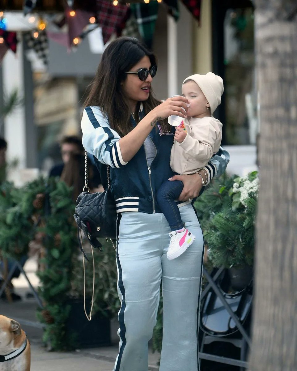 bollywoodrides2's tweet photo. Priyanka Chopra enjoying with daughter Malti Marie

#priyankachopra #PriyankaChopraJonas #nickjonas #maltimarie https://t.co/0AQvXAxuVh