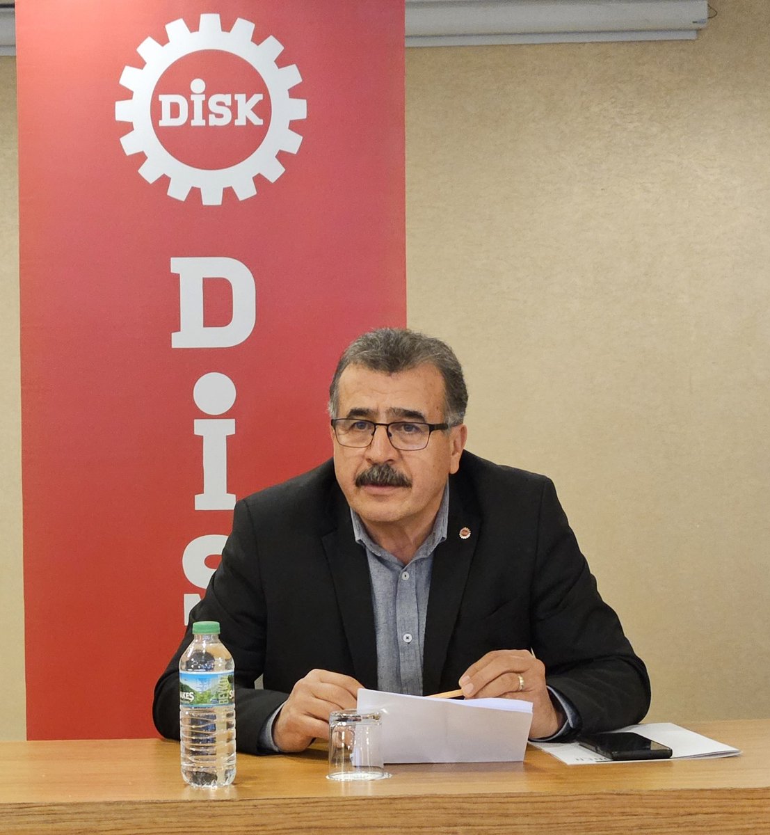 Akademisyenlerin, avukatların ve sendika uzmanlarının katıldığı "ILO Sözleşmeleri ve Türkiye" toplantısı İstanbul'da düzenlendi.
Toplantıda konuşan DİSK Genel Sekreteri <a href="/ADNANSERDAROGLU/">Adnan Serdaroğlu</a> Türkiye'nin <a href="/ituc/">ITUC</a>'a göre işçi hakları açısından en kötü 10 ülke arasında olduğunu hatırlattı