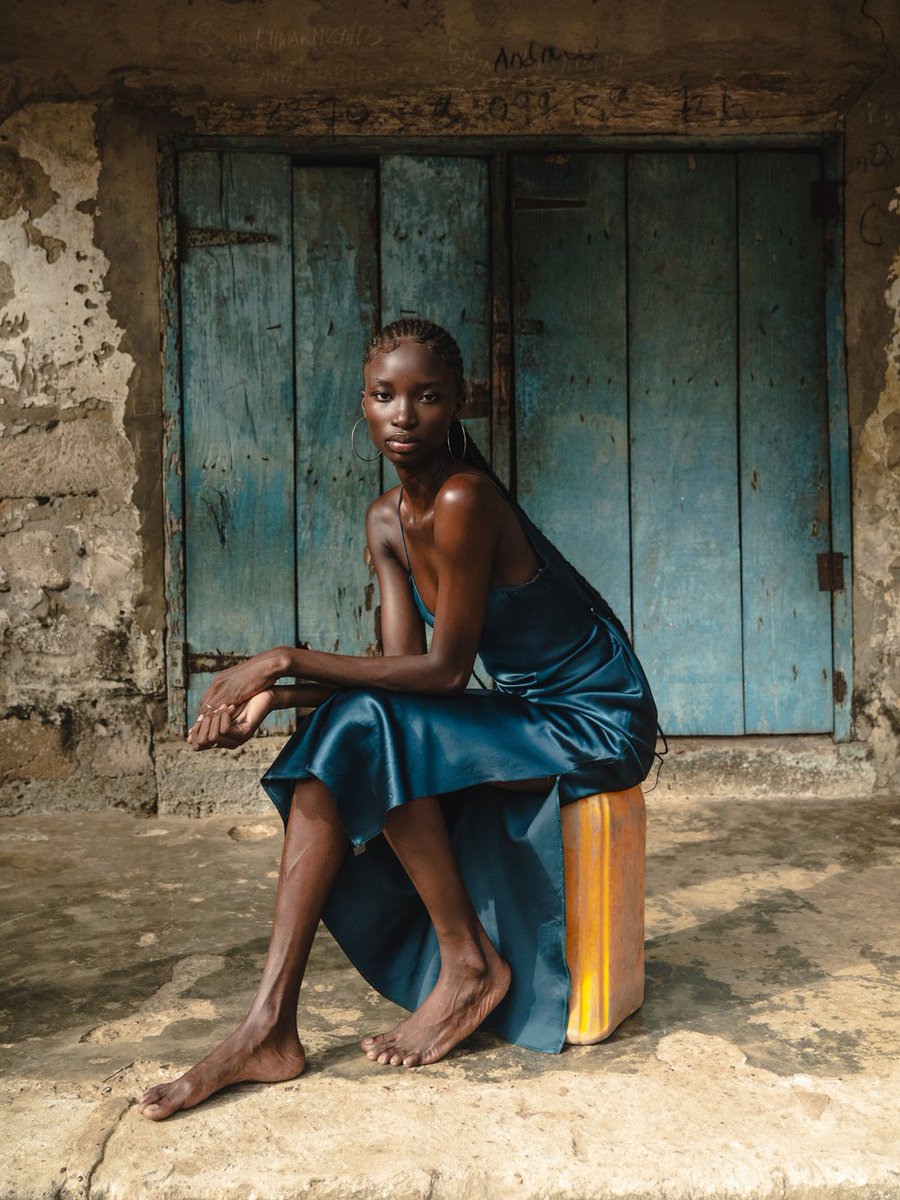 Tate's tweet photo. 📸 Tate Collective submissions in response to #AWorldInCommon: Contemporary African Photography at Tate Modern.
The 30 winning works are now on billboards across London! ✨ https://t.co/9Z8lG80ubf
15-25? Join Tate Collective for discounts, exclusive events and opportunities. 💙 https://t.co/IahP52UnIK