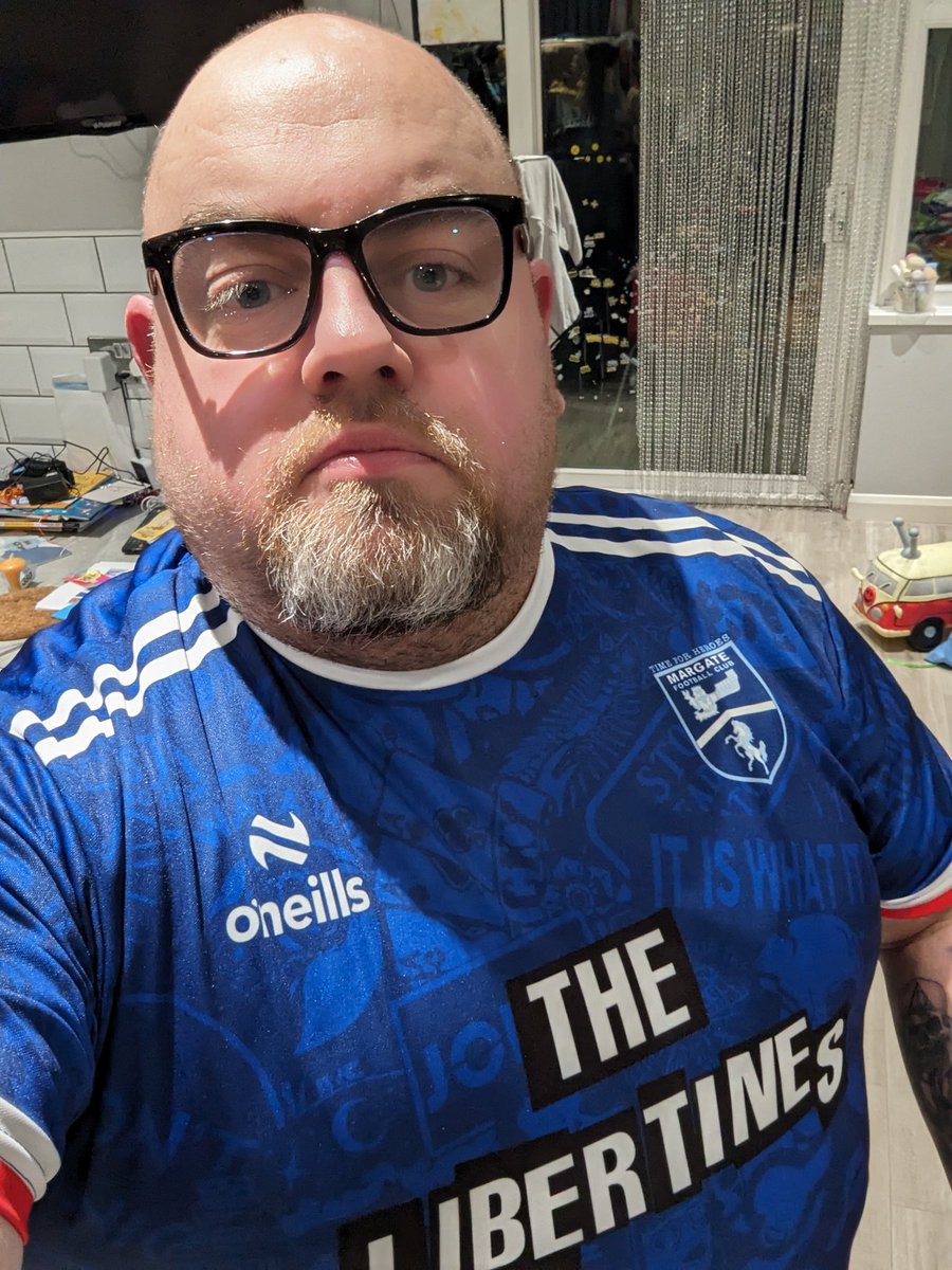 robkelly1977's tweet photo. @LeeWalt31541096 @dorsett_stuart @margate_fc It's finally arrived (all Ng with the arctic weather!). It's a bit snug lol https://t.co/BSPcRsJjng