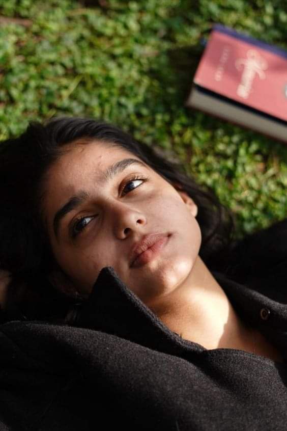 nauty_krish's tweet image. #______सोच रहा हूँ, आज
ख्वाहिशों को,
#_______दावत  पे बुलाकर, 
ज़हर दे दूँ...!!

इस क़दर #मर चुकी हैं अंदर की #मासूमियत ,
कोई #कसम खाए या #ज़हर फ़र्क नहीं पड़ता।