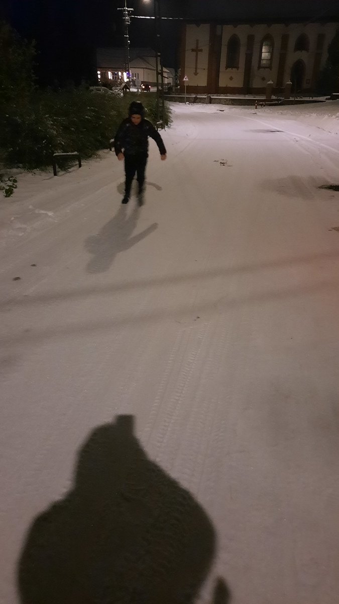 pinter_szilvi's tweet photo. Life is fun and laughter 🤣❄️🩵
#snow #myhome #withmyboy #iammother #Ialwayswork #gohome #Hungary #nexttoBudapest 
#VillageLife https://t.co/fxTPH4wZvJ