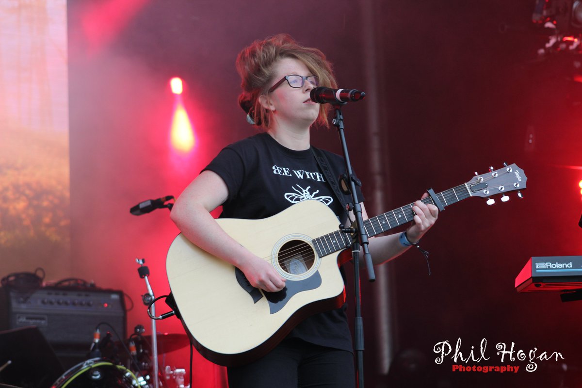 Philhoganuk's tweet photo. @jesskempartist  at Irlam Live 2017 #Philhoganphotography #JessKemp #Irlamlive @IrlamLive https://t.co/xlyGVauND2