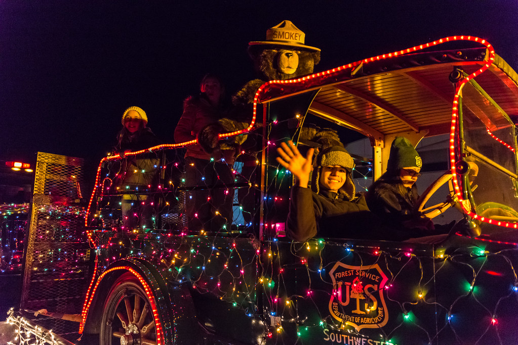 ‘Tis the season! Come enjoy the holiday light parade in downtown Flagstaff this Saturday, December 9th at 6:00p.m.✨

#Flagstaff #holidaylightparade
