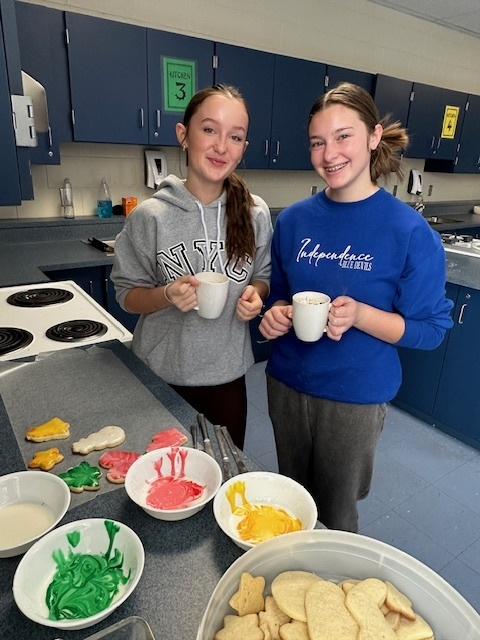 YourIndySchools's tweet photo. πͺπ« 'Tis the season of giving! Mrs. Whitacre's FCS students are baking up holiday cookies & cocoa to spread cheer at St. Augustine Hunger Center. These thoughtful acts nourish bodies + spirits! #iPride #HolidayCheer #CommunityLove πβ¨ https://t.co/cxKEIDYHrC
