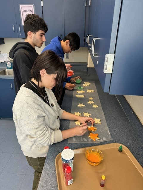 YourIndySchools's tweet photo. πͺπ« 'Tis the season of giving! Mrs. Whitacre's FCS students are baking up holiday cookies & cocoa to spread cheer at St. Augustine Hunger Center. These thoughtful acts nourish bodies + spirits! #iPride #HolidayCheer #CommunityLove πβ¨ https://t.co/cxKEIDYHrC