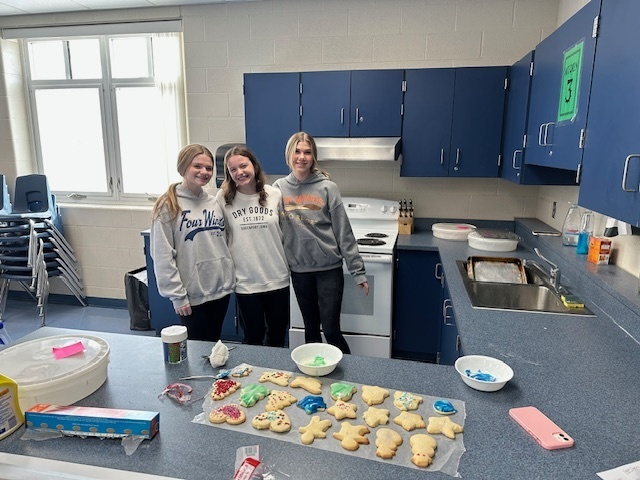 YourIndySchools's tweet photo. πͺπ« 'Tis the season of giving! Mrs. Whitacre's FCS students are baking up holiday cookies & cocoa to spread cheer at St. Augustine Hunger Center. These thoughtful acts nourish bodies + spirits! #iPride #HolidayCheer #CommunityLove πβ¨ https://t.co/cxKEIDYHrC