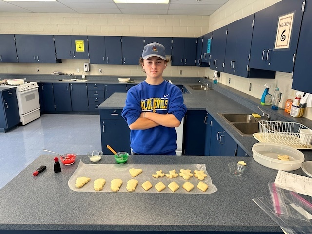 YourIndySchools's tweet photo. πͺπ« 'Tis the season of giving! Mrs. Whitacre's FCS students are baking up holiday cookies & cocoa to spread cheer at St. Augustine Hunger Center. These thoughtful acts nourish bodies + spirits! #iPride #HolidayCheer #CommunityLove πβ¨ https://t.co/cxKEIDYHrC
