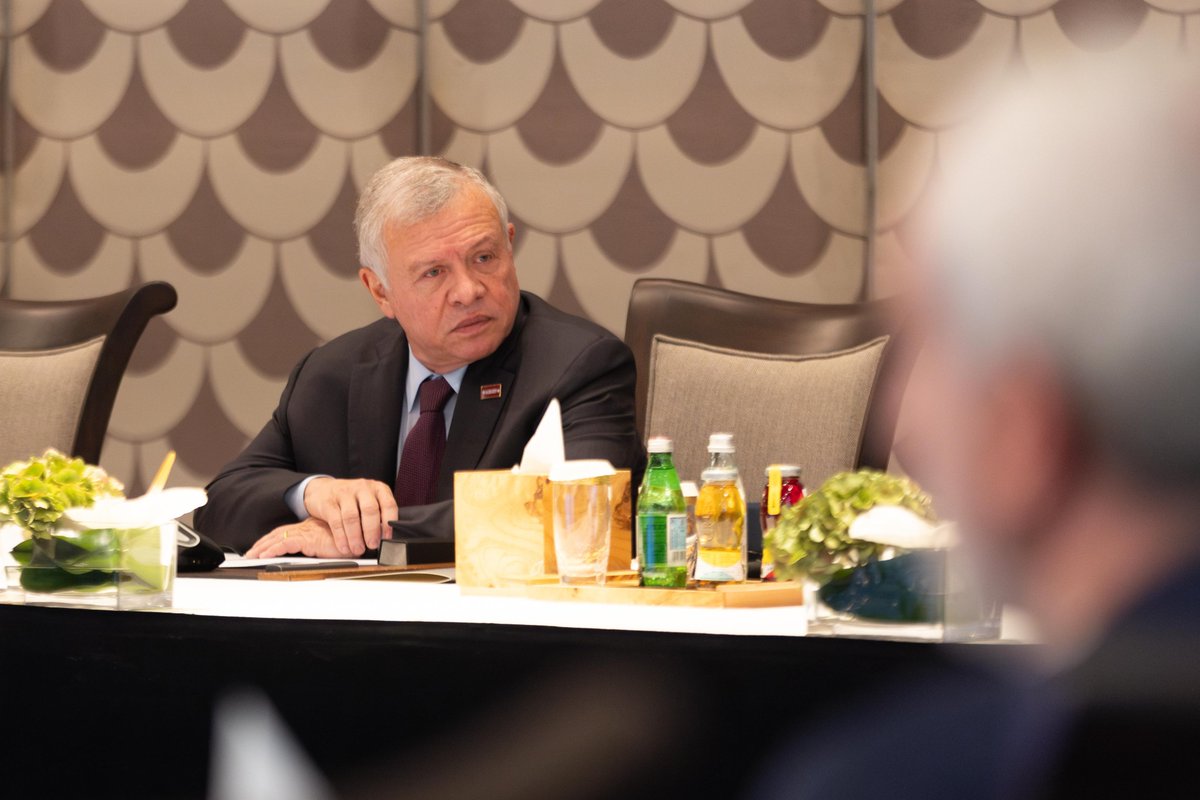 RHCJO's tweet image. جلالة الملك عبدالله الثاني يشير خلال اجتماع دولي طارئ عقد في عمان لتنسيق الاستجابة الإنسانية في #غزة، إلى أن المساعدات الإنسانية التي يتم إيصالها حاليا إلى غزة لا تغطي الاحتياجات الإغاثية على الأرض.
#الأردن #فلسطين 

تفاصيل: 
rhc.jo/ar/g/76329