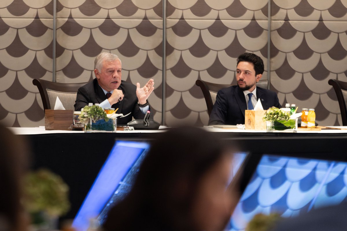 RHCJO's tweet image. جلالة الملك عبدالله الثاني يشير خلال اجتماع دولي طارئ عقد في عمان لتنسيق الاستجابة الإنسانية في #غزة، إلى أن المساعدات الإنسانية التي يتم إيصالها حاليا إلى غزة لا تغطي الاحتياجات الإغاثية على الأرض.
#الأردن #فلسطين 

تفاصيل: 
rhc.jo/ar/g/76329