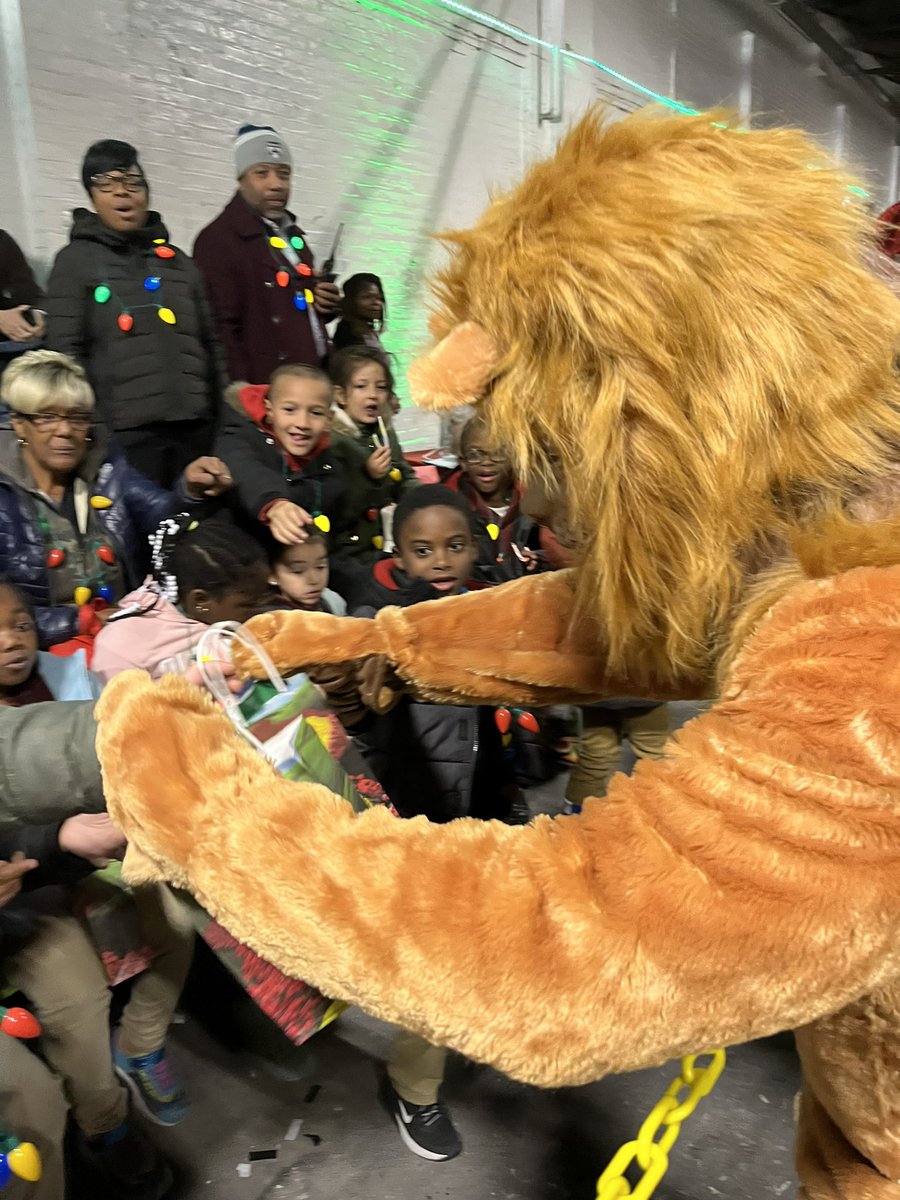 SEPTA_SOCIAL's tweet photo. Ease on down the yellow brick road to Callowhill District where they wish you a Merry Oz Christmas!π¦πππ
#SEPTA #FESTIBUS #SEPTASOCIAL https://t.co/aVTkwty1vI