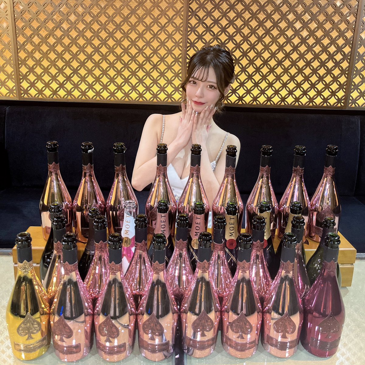 美人茶屋に入店して5ヶ月、ずっと目標にしてたナンバーワンになることが出来ました🥇🌟

応援してくださった皆様のおかげです🤍ありがとうございました>  ̫ <