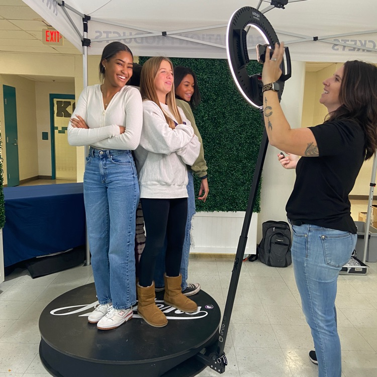 WeAreHickory's tweet photo. Senior Celebration 🎓
Josten's is here for our juniors and seniors during all lunches! Pick up items you ordered! #classof2024 #seniorszn #juniorclass #ringszn https://t.co/wyWXR3ty2F