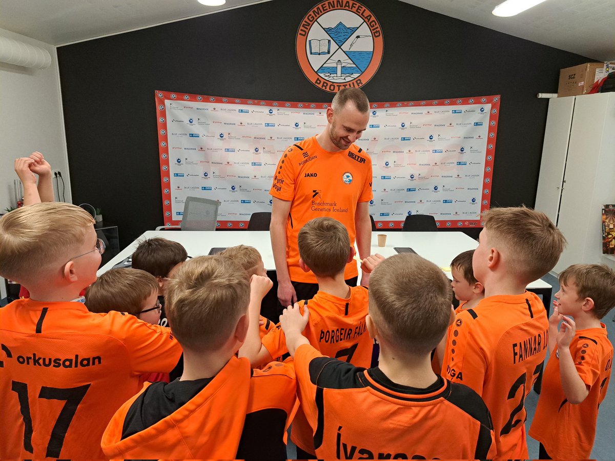 Ný fyrirmynd mætt á svæðið 🖊
Hann er mættur í Voga og ungir iðkendur í félaginu voru ekki lengi að spotta hann 👏👏👏

#fotboltinet