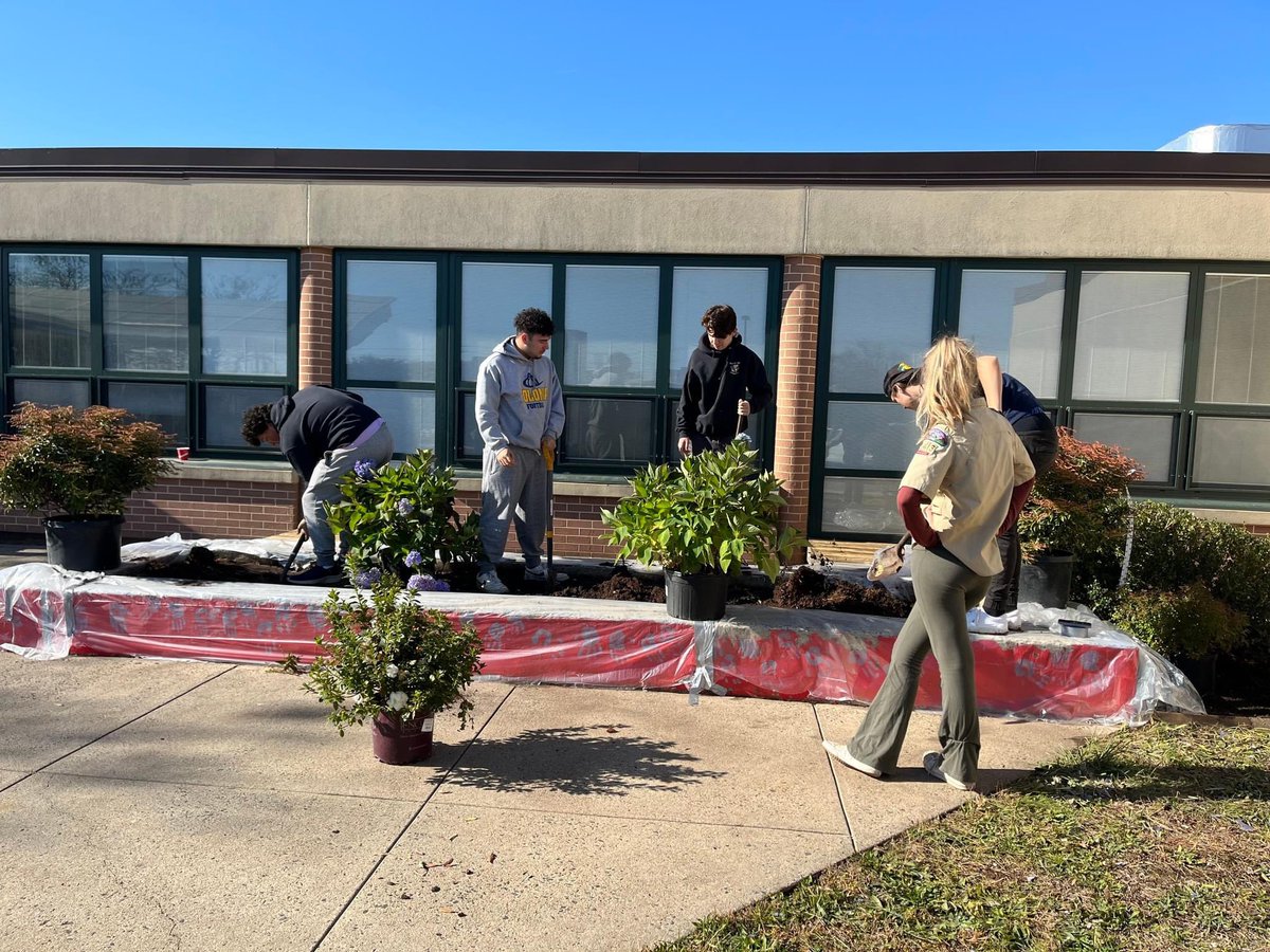 ESCofNJ's tweet photo. Eagle Scout Alexa Broadwell and several volunteers from her troop spent a weekend clearing out the Piscataway Regional Day School memorial garden to give it a beautiful facelift! #ESCNJ #PRDSNJ https://t.co/8QQZ7xD64R