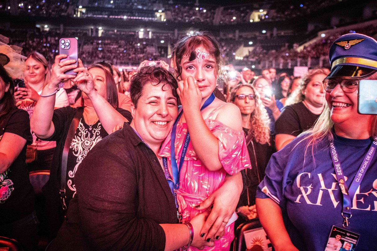 gaucho_uy's tweet photo. Carlos Rivera hizo vibrar a una multitud de fanáticos que esperaban su llegada desde hace meses.

Con sus canciones, bailes y ya clásicas interacciones con su público, nos dejó una noche para el recuerdo.

¿Qué palabra usarías para definir su show?

📸 @MMezzutt https://t.co/HYPC2nPW2n