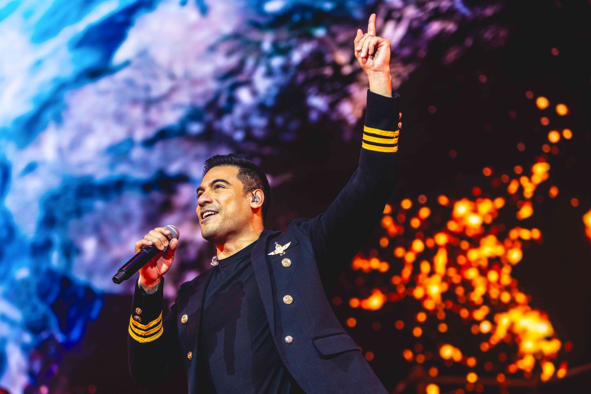 gaucho_uy's tweet photo. Carlos Rivera hizo vibrar a una multitud de fanáticos que esperaban su llegada desde hace meses.

Con sus canciones, bailes y ya clásicas interacciones con su público, nos dejó una noche para el recuerdo.

¿Qué palabra usarías para definir su show?

📸 @MMezzutt https://t.co/HYPC2nPW2n