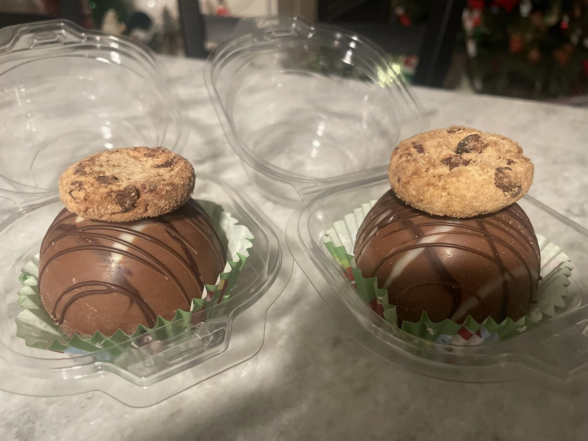 tracyd1215's tweet photo. Chocolate supreme cocoa bombs filled with cocoa, marshmallows and topped with a #mrsfieldscooki @mrsfields @JetPuffed  @Ghirardelli #landolakes @landolakescocoa #treatsbytray #trending https://t.co/Col6G4MhBu