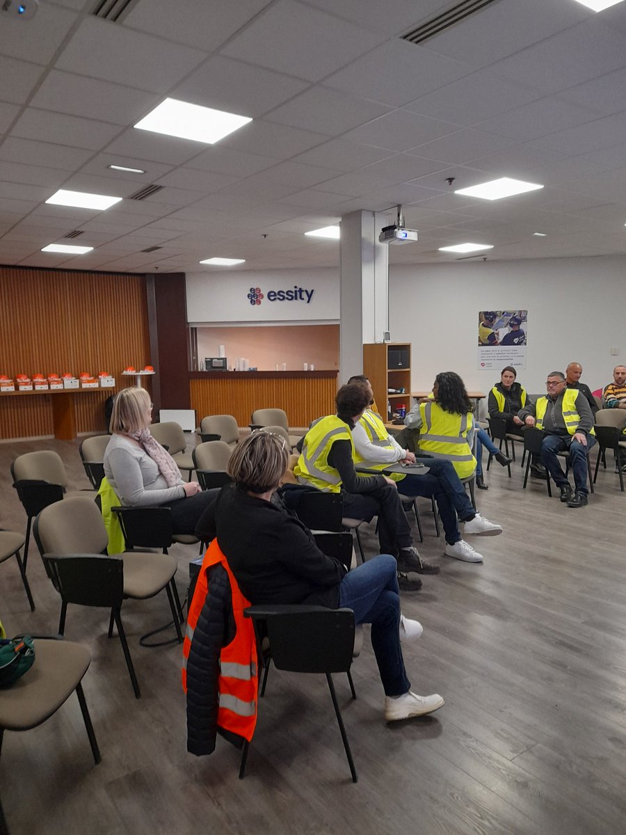 Cet après-midi, visite par les conseillers du Pôle emploi de Gien du site d' <a href="/essity/">Essity</a> à Arrabloy
🎯 mieux connaître pour mieux proposer en vue des 80 recrutements à venir en 2024 🏆 Un grand merci pour leur accueil  et les explications  👏👏👏
@poleemploi_RCVL