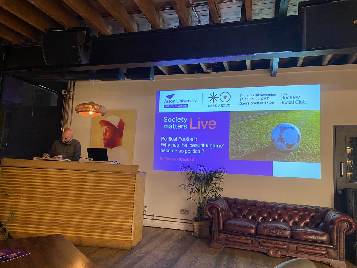 Tonight’s Society Matters Live at @CafeArtum / @HockleySocialCl 🤩

@DFitz_Politics talks to us about “political football” ⚽️