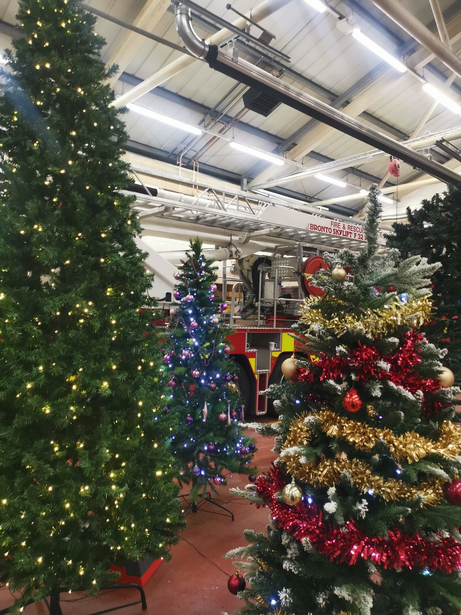 And so it begins 🎄🎄🎄 huge thanks to @HantsIOW_fire @HIWFRSRYDE @Bluewatch_Ryde  for letting us take over your station 🙏 @WightBrain Christmas Market this Saturday 10am-4.30pm🎄🎄🎄#isleofwight #community #firestation #ChristmasMarket #winterwonderland #braintumoursupport